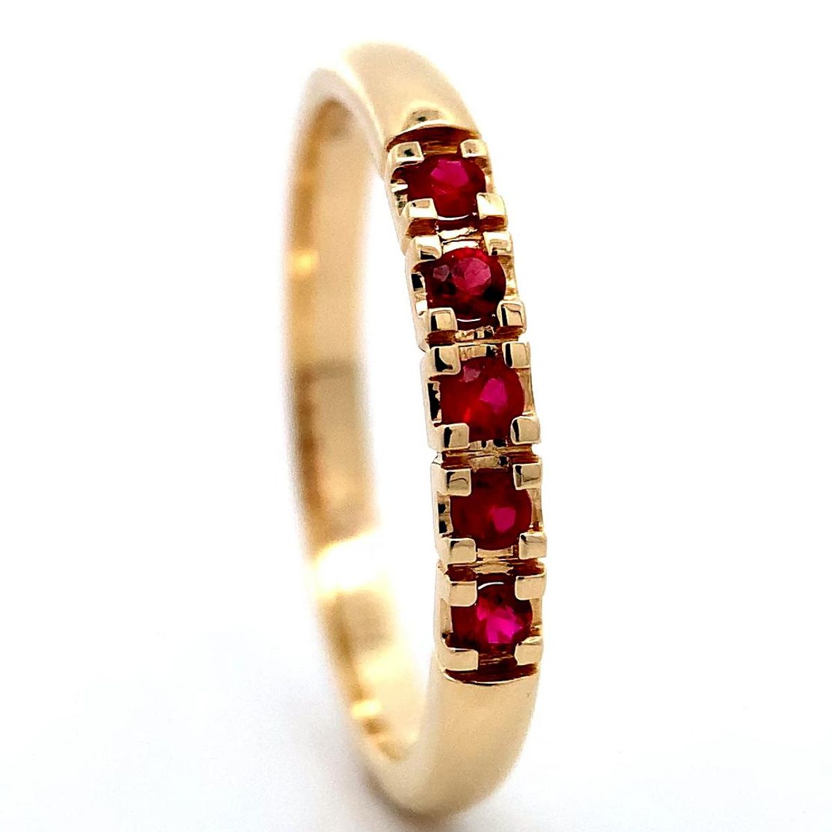 Rubin ring i 14 karat gull